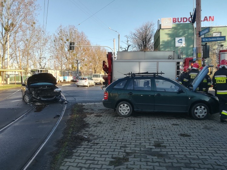 Wypadek na Tarnogaju. Rozbity samochód blokował torowisko [ZDJĘCIA], czytelnik