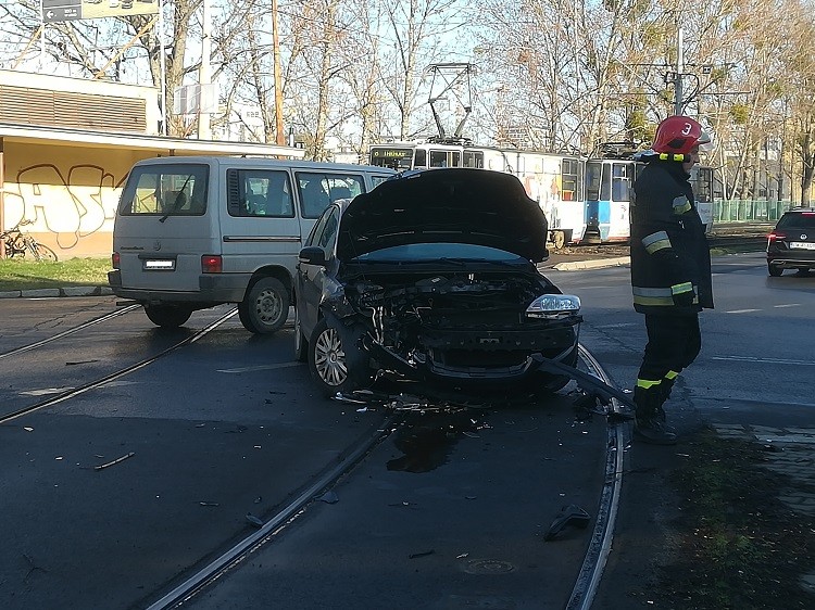 Wypadek na Tarnogaju. Rozbity samochód blokował torowisko [ZDJĘCIA], czytelnik