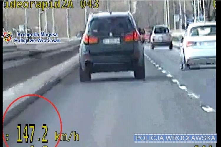 Szaleńcza jazda kierowcy BMW po wrocławskich ulicach. Pędził niemal 150 km/h!, Wrocławska Policja