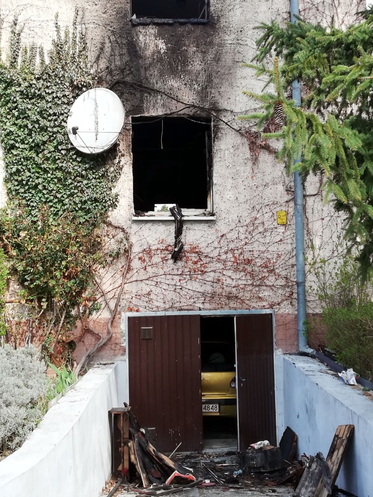 Tragiczny pożar na Sępolnie. Jedna osoba zginęła, dwie są ranne [ZDJĘCIA], prochu