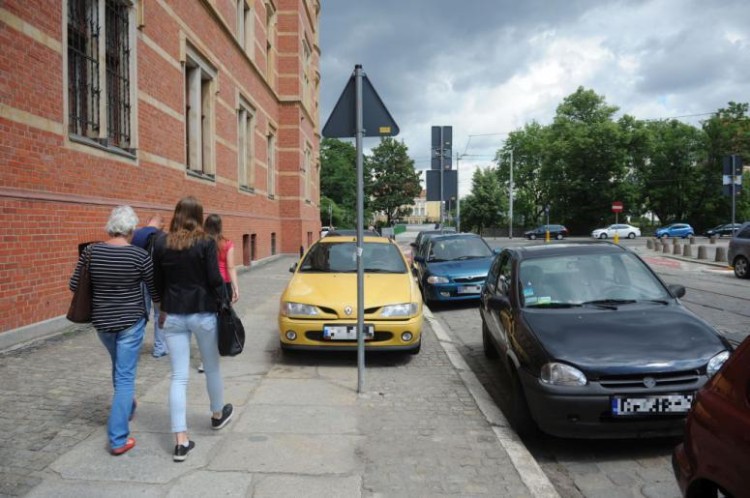 Rok Krajowej Mapy Zagrożeń. Wrocławianie najczęściej zgłaszają nieprawidłowe parkowanie, wb