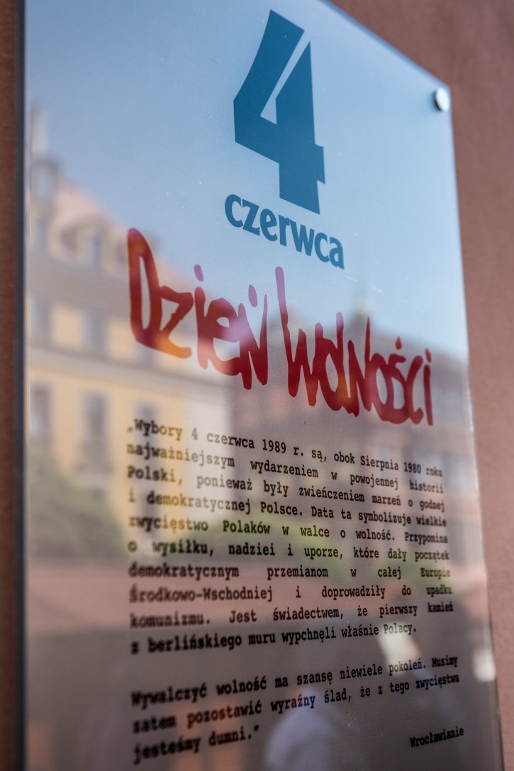 Wiceprezydent Wrocławia odsłonił tablicę upamiętniającą wybory z 4 czerwca 1989, mat. UM Wrocławia
