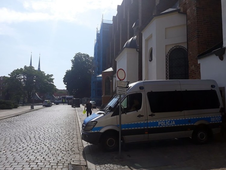 Atak przed wrocławskim kościołem. Nożownik dźgnął księdza, mih