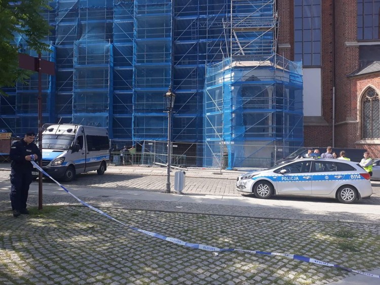 Atak przed wrocławskim kościołem. Nożownik dźgnął księdza, mih