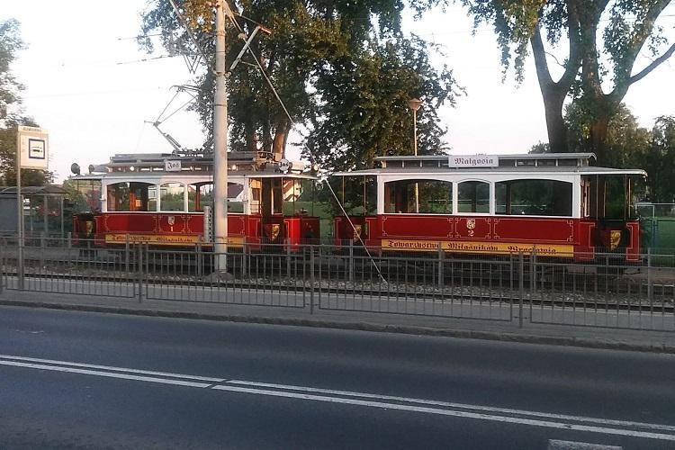 Wykolejenie zabytkowego tramwaju zablokowało Legnicką, mgo