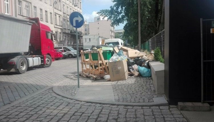 1000 złotych mandatu za bałagan na chodniku przy ulicy w centrum, Straż Miejska Wrocław