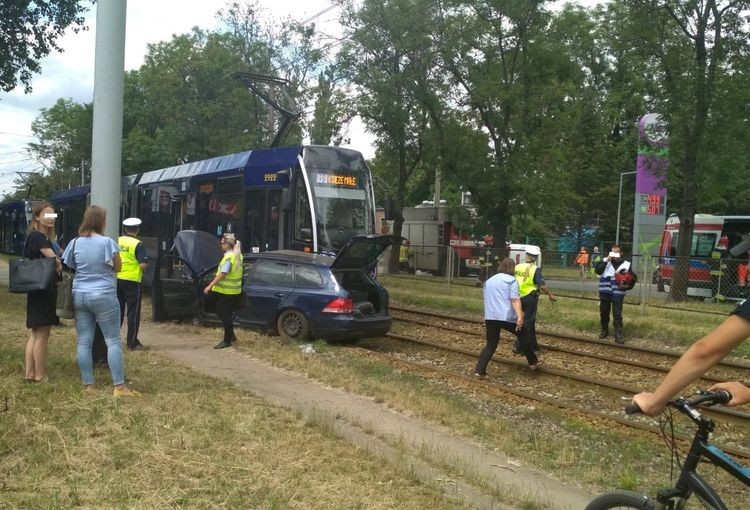 Samochód zderzył się z tramwajem na Opolskiej, Czytelnik