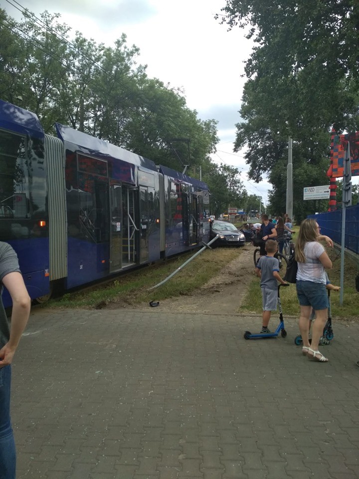 Samochód zderzył się z tramwajem na Opolskiej, Czytelnik