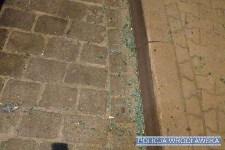 32-letni pacjent wyskoczył przez okno karetki, Policja Wrocławska