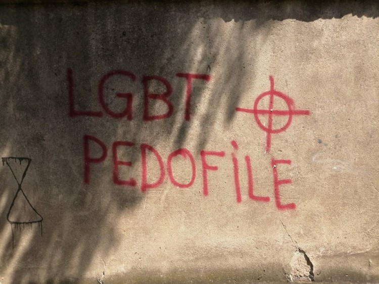 Miasto usunęło homofobiczny napis z muru szkoły [ZDJĘCIA], ło