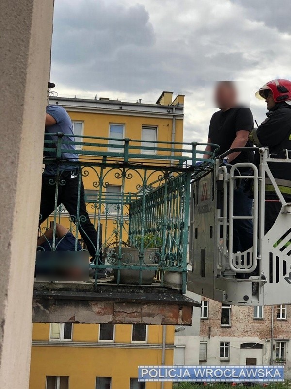 Chciał uciec przez balkon, trafił do szpitala [ZDJĘCIA], Materiały wrocławskiej policji