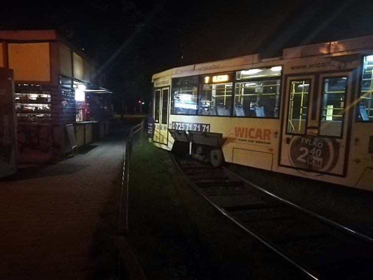 Wieczorne wykolejenie tramwaju na pętli Sępolno [ZDJĘCIA], prochu