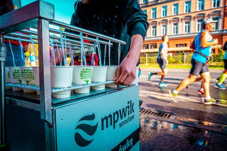 Kranówka i biodegradowalne kubki. Wrocławski maraton stał się bardziej ekologiczny, MPWiK