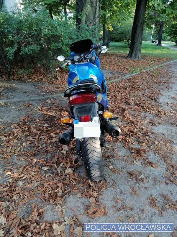 Policjanci odnaleźli na Psim Polu skradziony motocykl [ZDJĘCIA], Wrocławska Policja