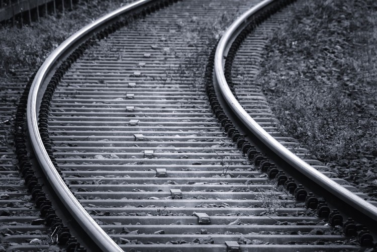 Awaria pociągu na przejeździe kolejowym. Są utrudnienia, pixabay.com