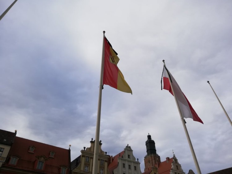 Flagi z kirem przed Ratuszem. Tak miasto uczci pamięć ś.p. Kornela Morawieckiego, bas