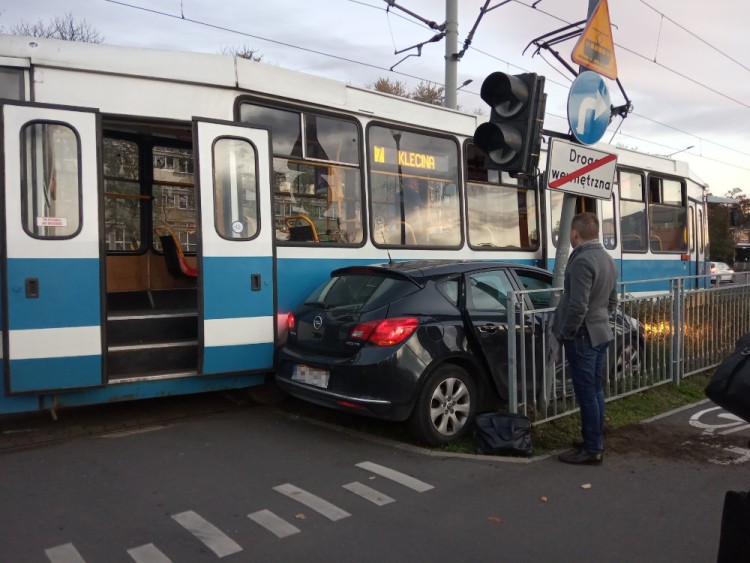 Zderzenie samochodu z tramwajem na Powstańców Śląskich [ZDJĘCIA], kgw