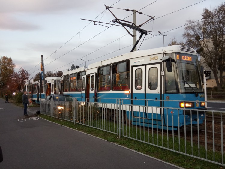Zderzenie samochodu z tramwajem na Powstańców Śląskich [ZDJĘCIA], kgw