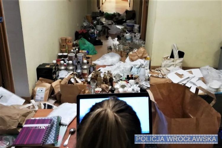 32-latka okradała kawiarnię, w której pracowała [ZDJĘCIA], Materiały wrocławskiej policji