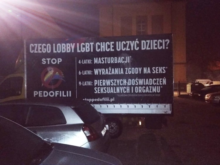 Wrocławskie liceum przeciw dyskryminacji. Przy szkole stanął pojazd 