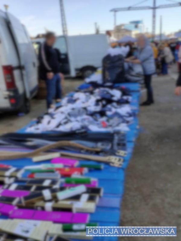 Podróbki markowej odzieży na targowisku. Sprzedawcy grozi więzienie [ZDJĘCIA, WIDEO], Materiały wrocławskiej policji