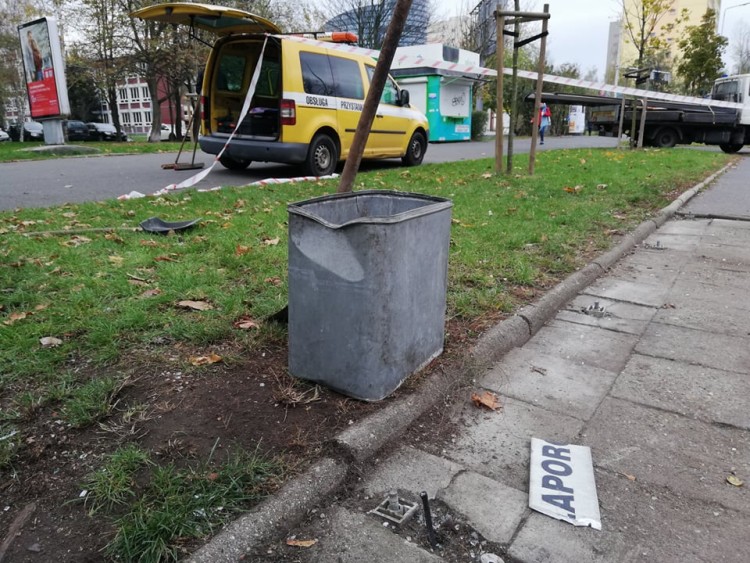 Wrocław: kierowca auta wjechał w przystanek, potrącił dwójkę dzieci i uciekł, bas