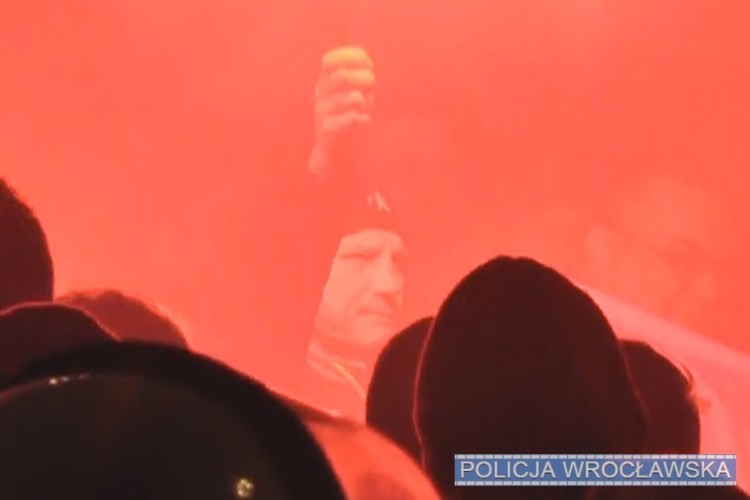 Policja publikuje wizerunki osób podejrzanych o naruszenie prawa podczas Marszu Niepodległości [ZDJĘCIA], Wrocławska policja