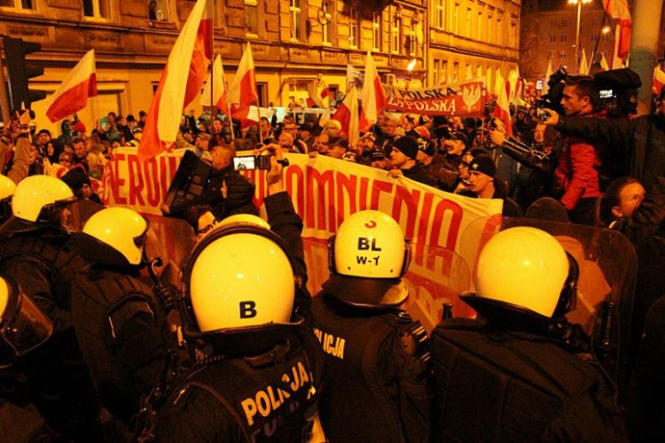 Policja publikuje wizerunki osób podejrzanych o naruszenie prawa podczas Marszu Niepodległości [ZDJĘCIA], bas