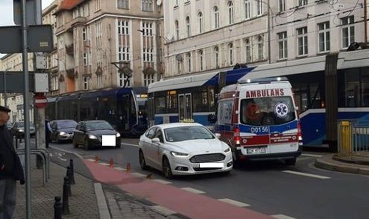 Piesza wpadła pod tramwaj na Piłsudskiego. Tramwaje kursowały objazdem, K. Grochowska