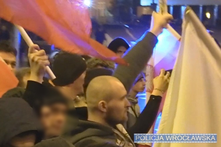 Policja publikuje kolejne wizerunki uczestników tegorocznego Marszu Niepodległości [ZOBACZ], KMP Wrocław