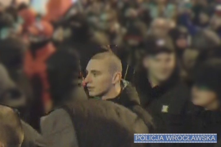 Policja publikuje kolejne wizerunki uczestników tegorocznego Marszu Niepodległości [ZOBACZ], KMP Wrocław