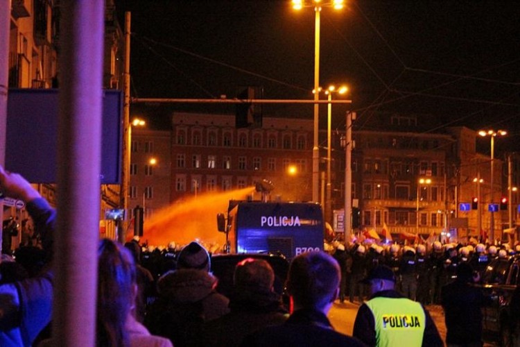 Policjanci wytypowali kolejne 12 osób, które są podejrzane o naruszenie prawa podczas Marszu Niepodległości [ZDJĘCIA], bas
