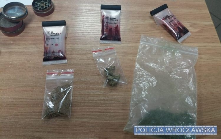 Dwaj 20-latkowie zatrzymani za posiadanie narkotyków, Wrocławska policja