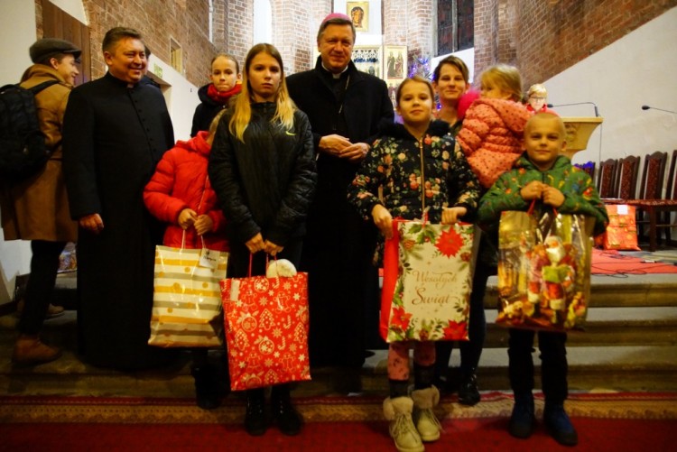 Uczniowie zebrali prezenty dla ubogich i niepełnosprawnych dzieci [ZDJĘCIA], mat. pras.