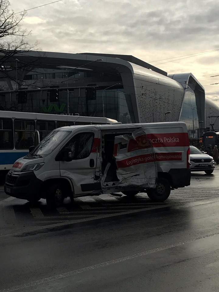 Bus zderzył się z tramwajem przy Wroclavii. Spore utrudnienia [ZDJĘCIA], Czytelnik