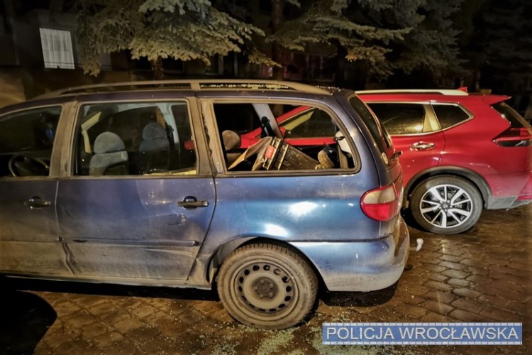 Dwóch mężczyzn włamało się do auta. Grozi im 10 lat więzienia [ZDJĘCIA], KMP we Wrocławiu