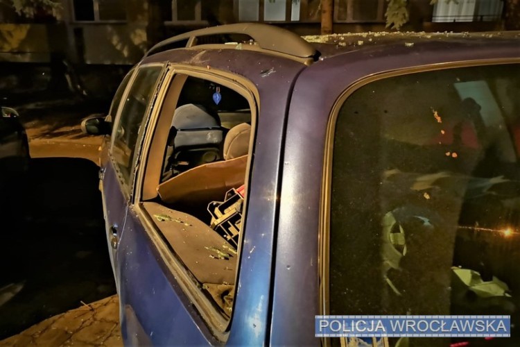 Dwóch mężczyzn włamało się do auta. Grozi im 10 lat więzienia [ZDJĘCIA], KMP we Wrocławiu