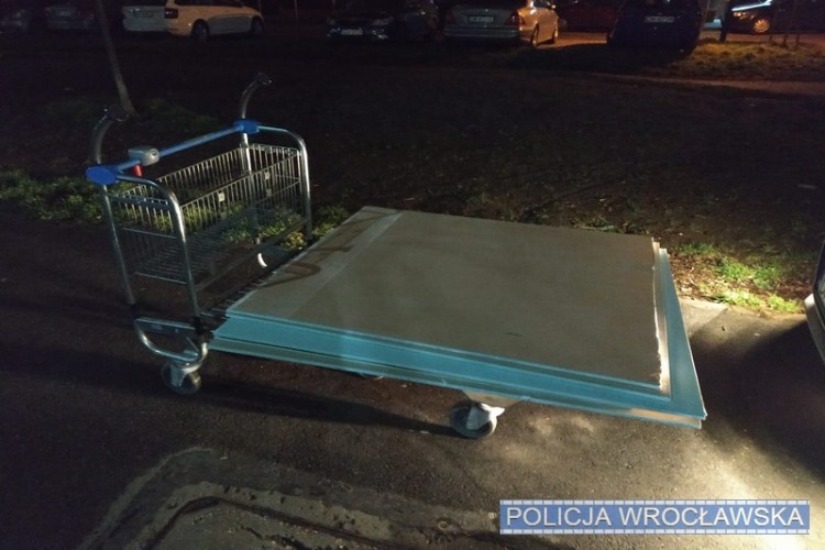 Wieźli zakupy „pożyczonym” wózkiem sklepowym, teraz grozi im więzienie, KMP Wrocław