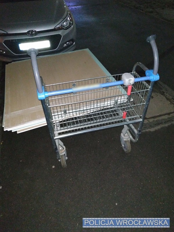 Wieźli zakupy „pożyczonym” wózkiem sklepowym, teraz grozi im więzienie, KMP Wrocław