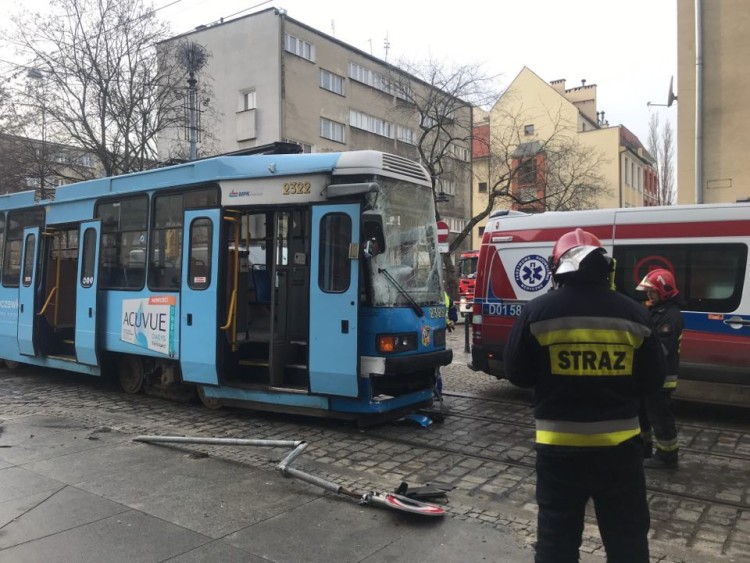 Zderzenie tramwaju z busem. Motornicza trafiła do szpitala [ZDJĘCIA], mc