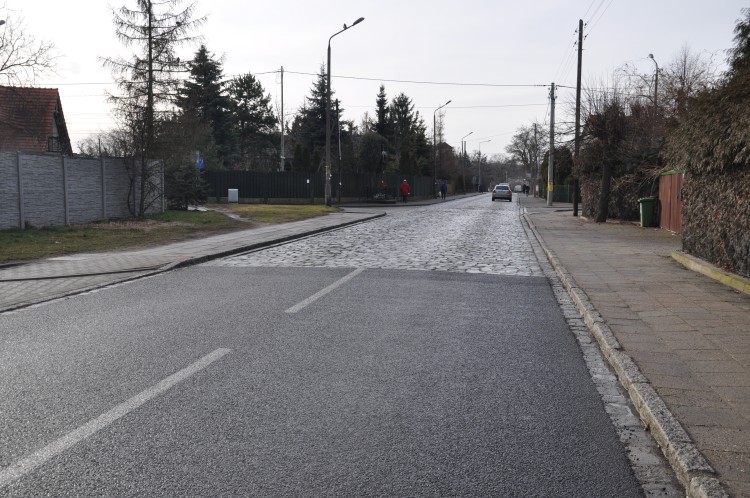 Złotnicka już przejezdna. Miasto zastąpiło kostkę asfaltem na 242 metrach ulicy [ZDJĘCIA], Marta Gołębiowska