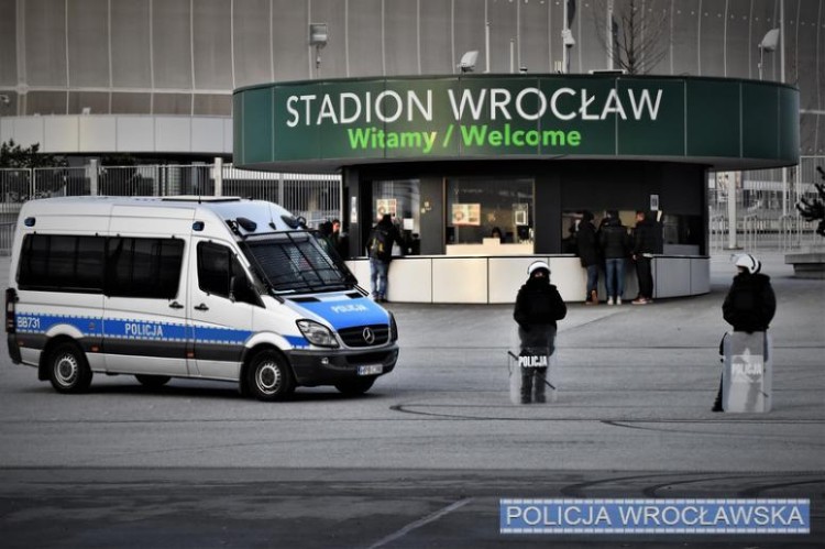Fajerwerki na meczu Śląsk-Legia. Są wyniki audytu, KMP we Wrocławiu