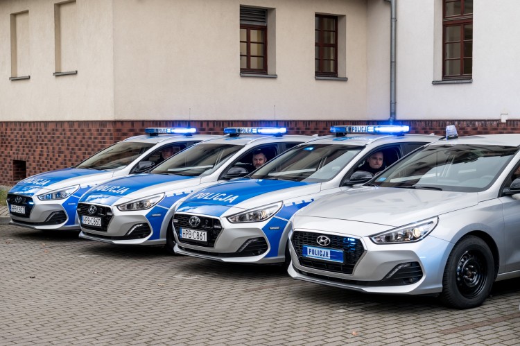 Miasto kupiło policji 16 aut marki Hyundai za 650 tys. zł. Uroczyście przekazał je prezydent [ZDJĘCIA], mat. pras.