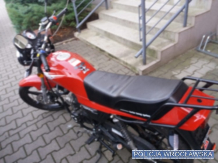 Trzy skradzione motocykle odnaleziono na wrocławskim podwórku [ZDJĘCIA], KMP we Wrocławiu