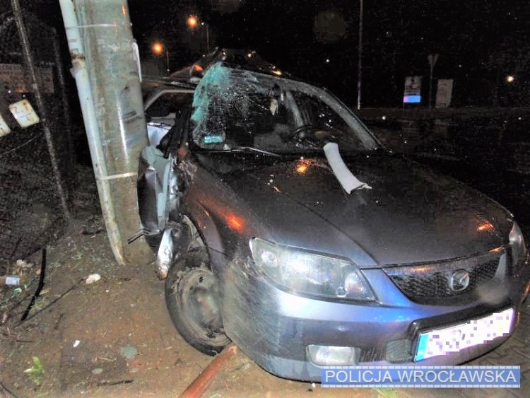 Pijany kierowca zakończył jazdę na słupie. Jego pasażer trafił do szpitala, KMP Wrocław