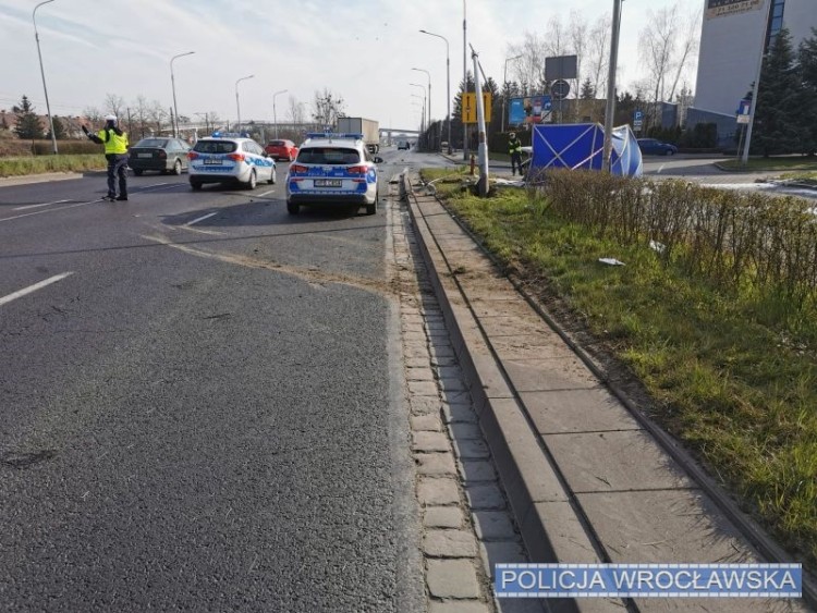 Tragiczny wypadek. Peugeot uderzył w latarnię, kierowca zginął na miejscu, Policja wrocławska