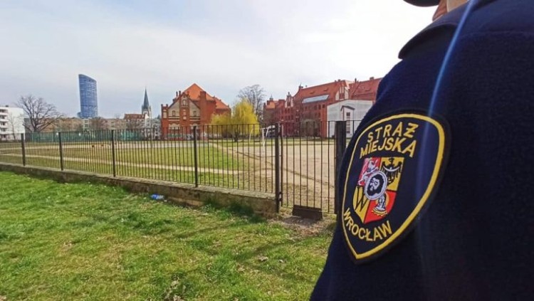 Strażnicy miejscy kontrolują miejsca, gdzie gromadzą się ludzie [ZDJĘCIA], Straż Miejska Wrocławia