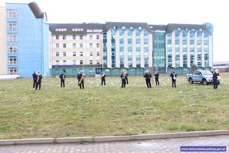 Policjanci zagrali dla dzieci z Przylądka Nadziei [WIDEO], Dolnośląska Policja