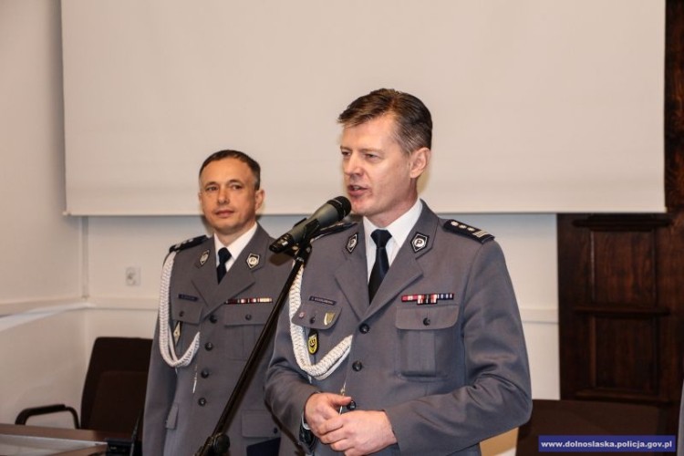 Policjanci zorganizowali odprawę na 40 osób. Złamanie zasad kwarantanny? [ZDJĘCIA], KWP Wrocław