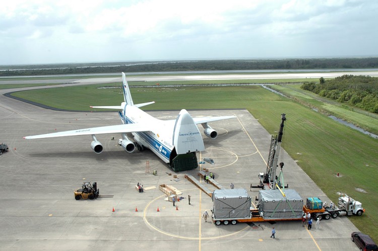 Gigantyczny samolot z Chin lądował na Strachowicach. Przywiózł maseczki, rękawiczki i kombinezony, NASA/Jim Grossmann(PD)